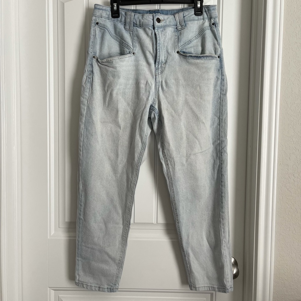 High waist Mom Jeans.